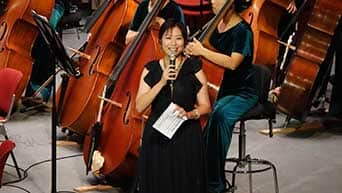 	主持人高劭宜擔任張榮發基金會藝術季音樂會，為多元的節目內容優雅地穿針引線。	
