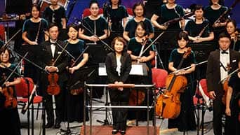 	指揮莊文貞帶領長榮交響樂團演出十二首經典曲目。	 