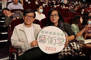 	前歷史博物館館長張譽騰(左)與知名作家桂雅文(右)連袂出席音樂會。	 class=w3-image w3-card