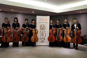 	長榮交響樂團大提琴老師們在後台準備時合影。	 class=w3-image w3-card