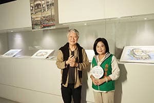 	張榮發基金會藝術季「蔣勳講座」開始前，執行長鍾德美特別邀蔣勳老師參觀長榮海事博物館。